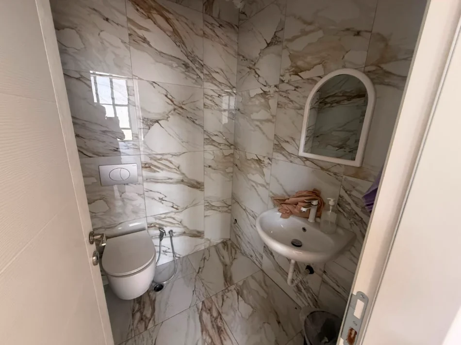 Tirane, jepet me qera ambjent biznesi Kati 1, 220 m² 1.500 € (Xhamllik)