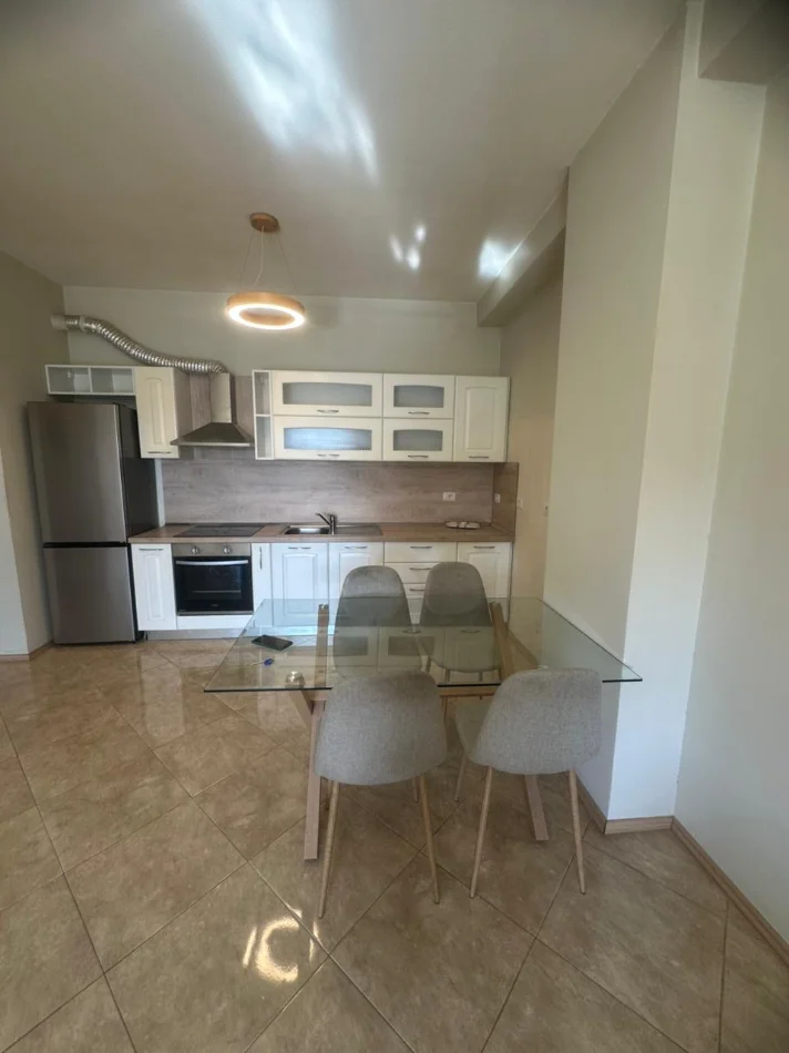 Tirane, jepet me qera 2+1 Kati 3, 700 € 