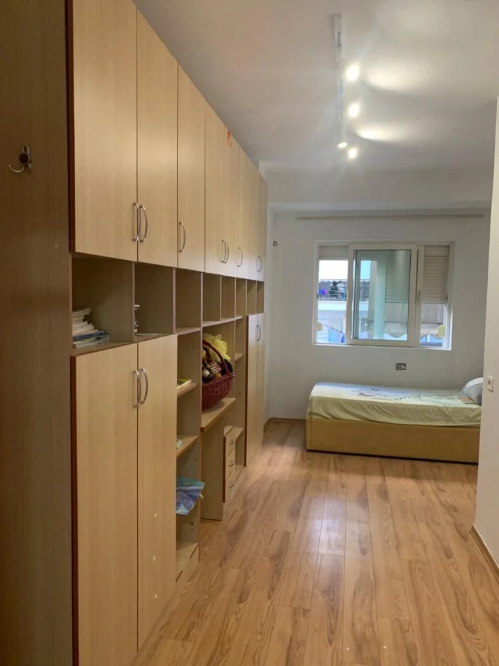 Tirane, jepet me qera apartament 2+1 , 600 € (Yzberisht)