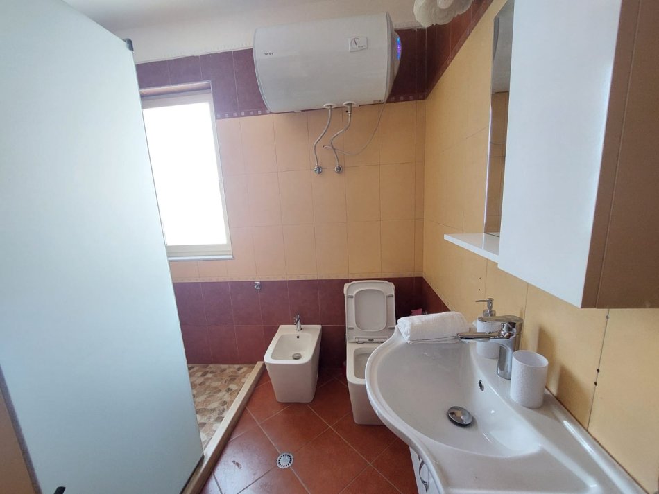 !!!DHENE!!!Durres, jap me qera apartament 2+1+Ballkon Kati 10, 92 m² 500 € (ne Bulevardin e Durresit)