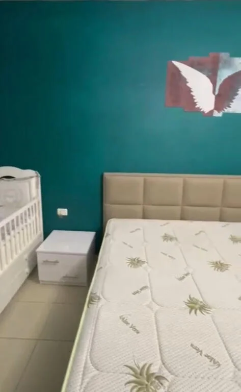 jepet me qera , 400 €