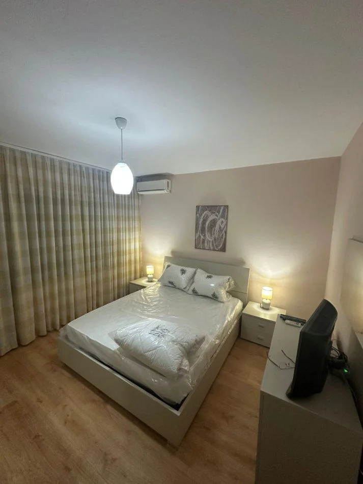 Shqiperi, jepet me qera apartament 2+1+Ballkon Kati 2, 81 m² 650 € (Ish Fusha e Aviacionit)