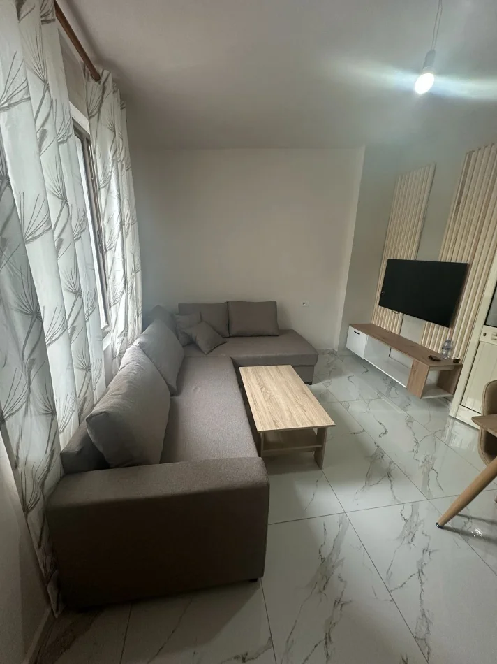 Tirane, jepet me qera apartament 1+1 Kati 1, 43m² 350 € (Kinostudio)