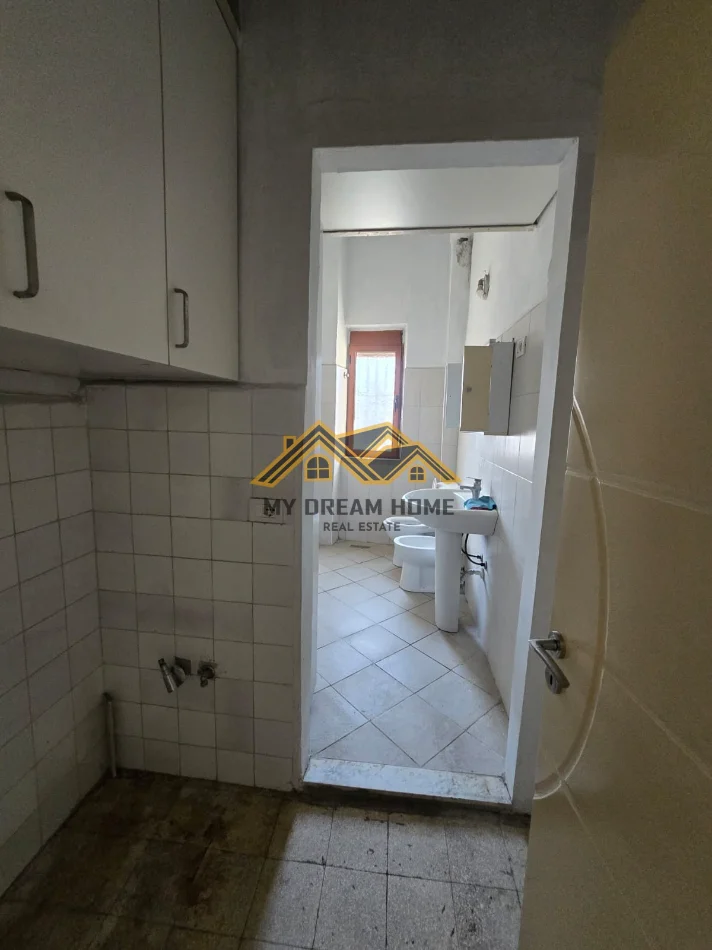 Durres, jepet me qera apartament 3+1+Ballkon Kati 3, 100 m² 400 € (qender)