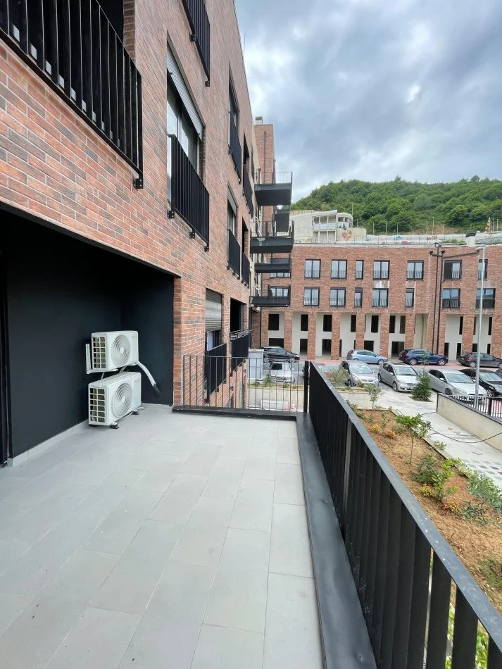 Tirane, jepet me qera apartament 1+1+Ballkon+ Post Parkimi, Kati 2, 91 m² 600 € (Rezidenca Kodra e Diellit 2)