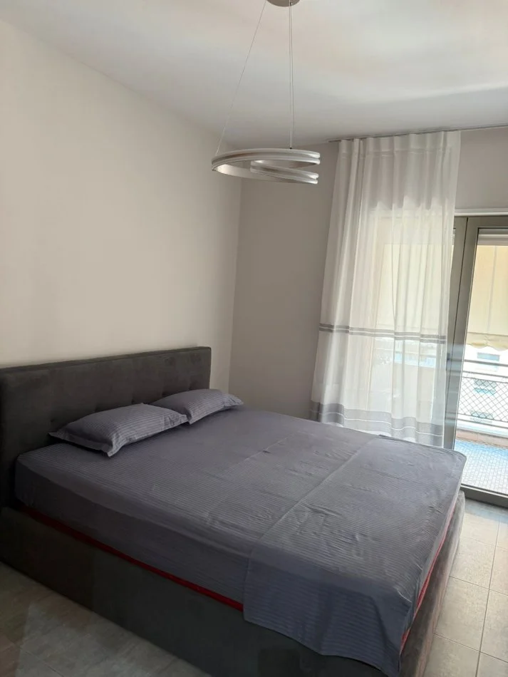 jepet me qera apartament 1+1 , 72 m² 900 € (Kompleksi Delijorgj)