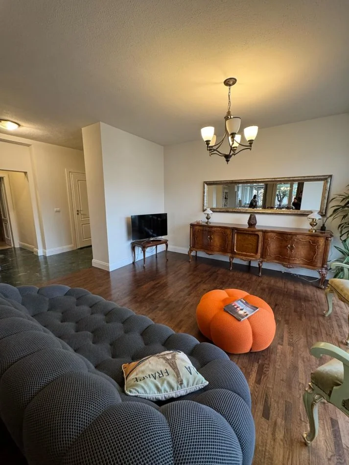 Tirane, jepet me qera apartament 2+1 Kati 9, 140 m² 1.000 € (komuna e parisit)