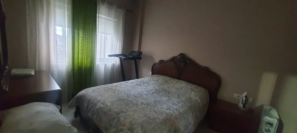 Tirane, jepet me qera apartament 1+1+Ballkon Kati 4, 60 m² 300 € (rruga Muhamed Deliu)
