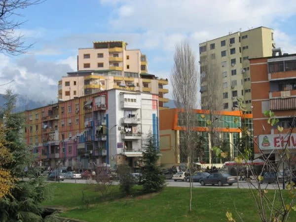 Tirane, jepet me qera ambjent biznesi Kati 0, 60 m² 700 € (tek Shkolla e Baletit)