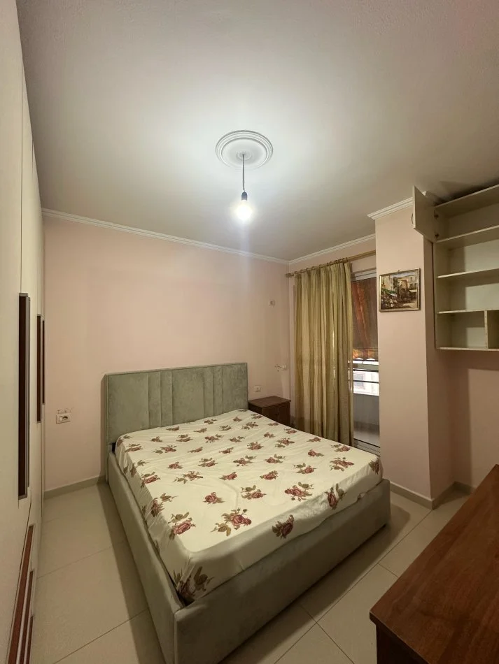 Tirane, jepet me qera apartament 1+1+Ballkon Kati 5, 350 € (Yzberisht Nela 6)