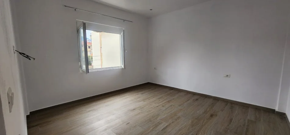 Tirane, jepet me qera apartament 2+1+Ballkon Kati 3, 350 € (Sauk prane Akademis se Policise)