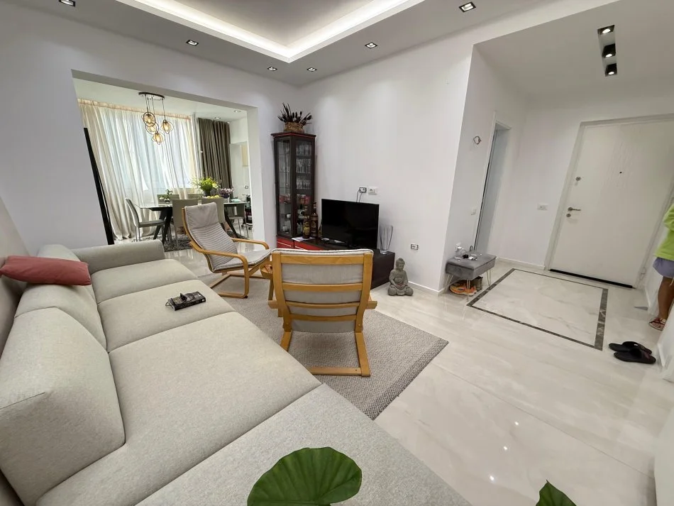 Tirane, jepet me qera apartament 2+1 Kati 3, 103 m² 1.000 € (Tek posta afer dollarit)