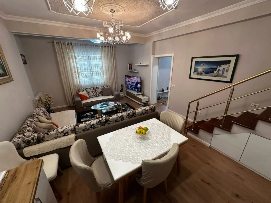 Tirane, jepet me qera apartament duplex 3+1+Ballkon Kati 2, 120 m² 650 € (Rruga gjin gjergji)
