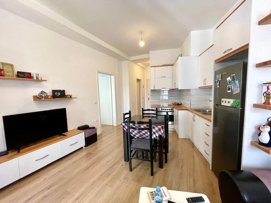 Tirane, jepet me qera apartament 1+1+Ballkon Kati 6, 63 m² 500 € (kompleksi kontakt)