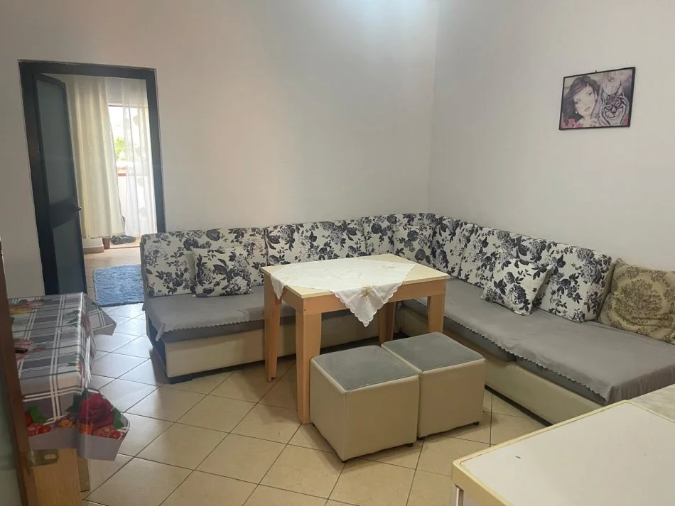 Tirane, jepet me qera apartament 1+1+Ballkon Kati 2, 400 € (Allias)