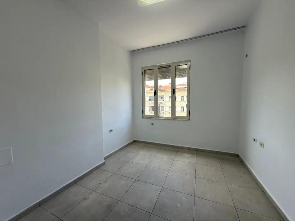 Tirane, jepet me qera apartament 2+1+Ballkon Kati 4, 65 m² 450 € (Bulevardi Zogu i Parë)