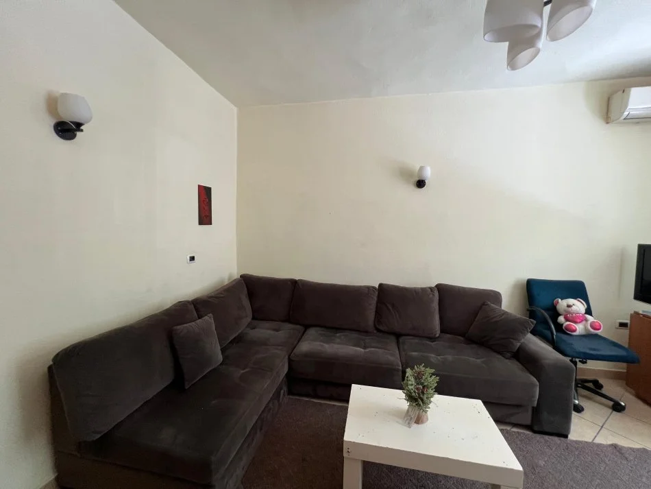 Tirane, jepet me qera apartament 1+1 Kati 1, 65 m² 450 € (Prane Gjimnazit Petronin Luarasi)