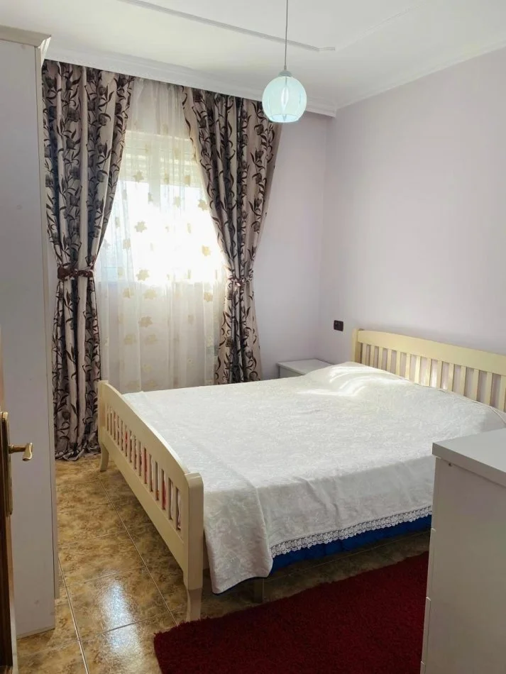 Tirane, jepet me qera apartament 2+1+Ballkon , 600 € (Rruga e Kavajes)
