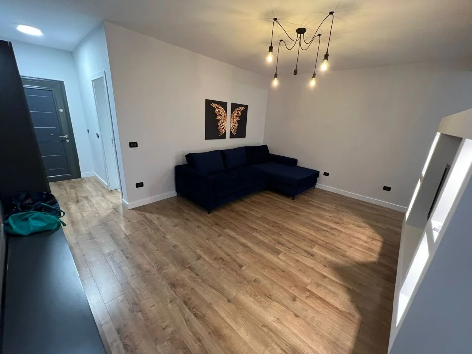 Tirane, jepet me qera apartament 1+1 Kati 11, 78 m² 700 € (Rruga komuna e parisit)