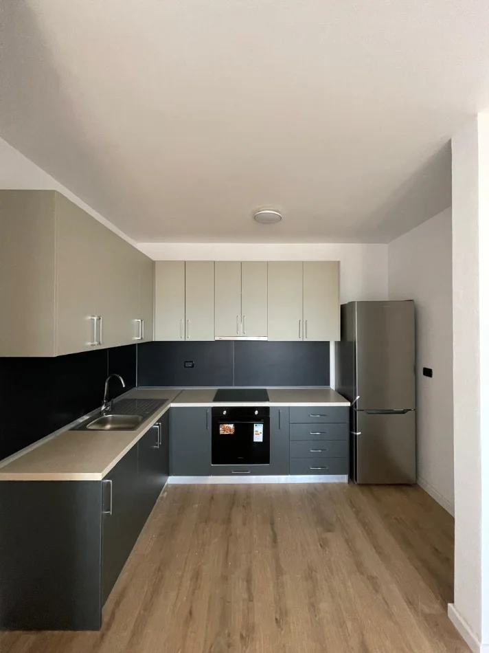 Tirane, jepet me qera apartament 2+1+Aneks+Ballkon Kati 7, 120 m² 650 € (rruga kavajes)