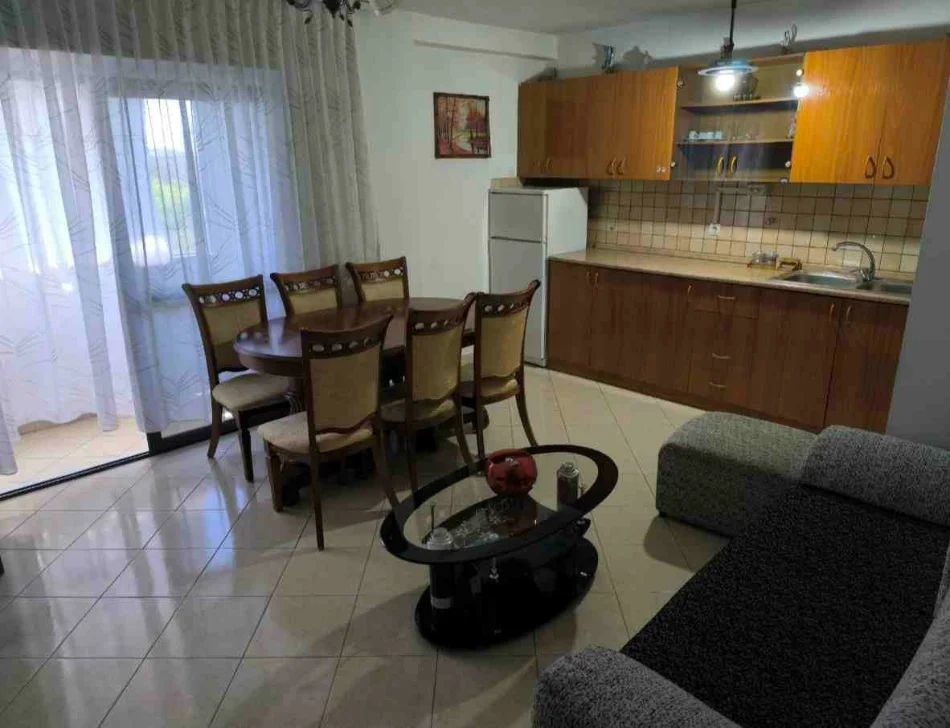 Tirane, jepet me qera apartament 1+1 Kati 5, 50 m² 350 € (Shkolla Gjon Buzuku prane Tv Klan)