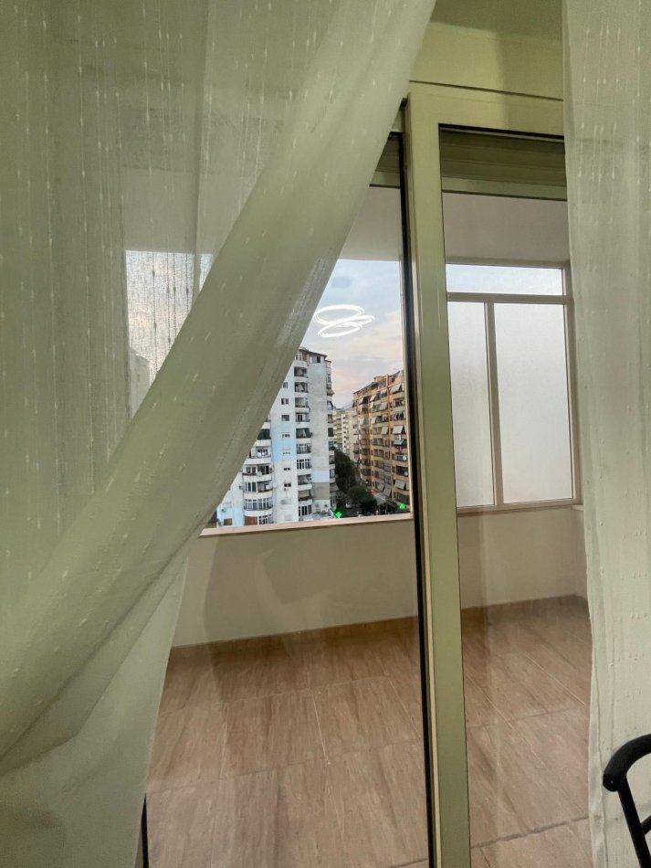 Tirane, jepet me qera apartament 1+1+Ballkon Kati 5, 63 m² 600 € (Komuna e Parisit)