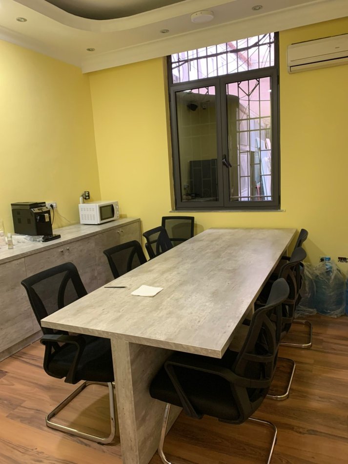 Tirane, jepet me qera zyre Kati 0, 200 m² 2.500 € (Bllok)