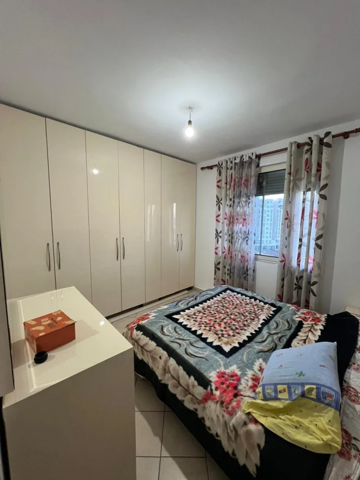 Durres, jepet me qera apartament 1+1 Kati 8, 300 € (TEK TRREGU I MADH)