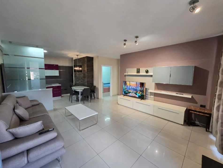 Tirane, jepet me qera apartament 3+1 , 110 m² 700 € (Pazari i ri)