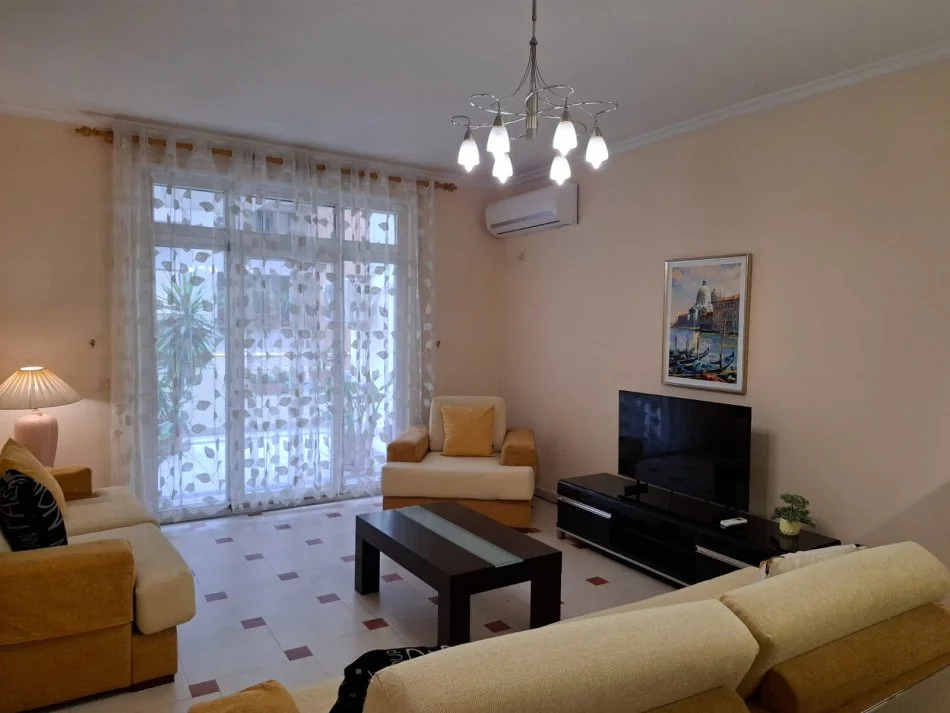 Tirane, jepet me qera apartament 1+1+Ballkon Kati 3, 71 m² 650 € (Kopshti Zoologjik)
