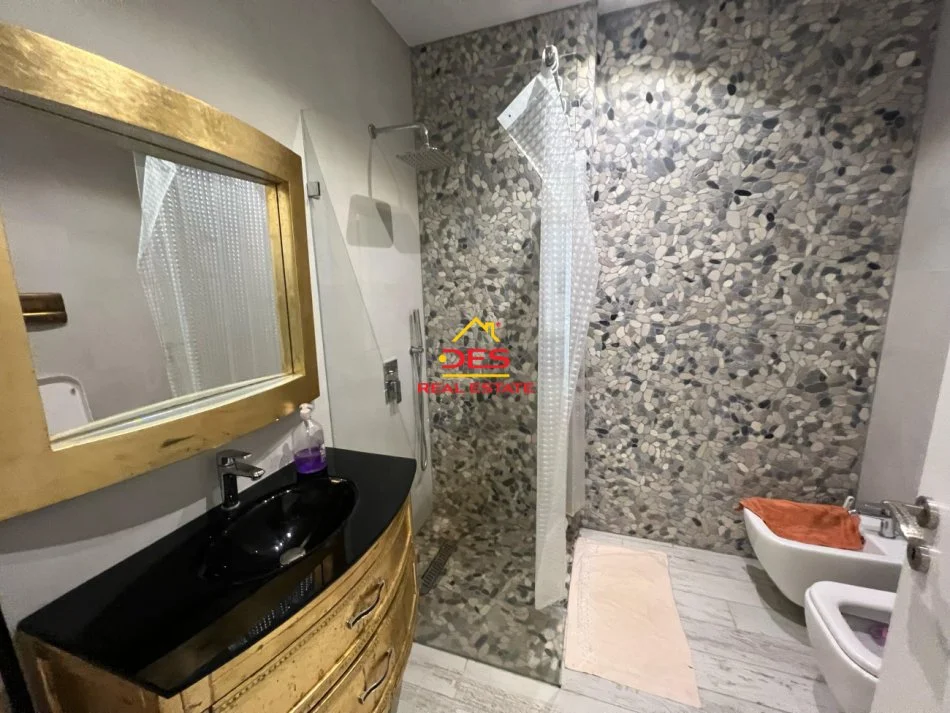 Vlore, jepet me qera apartament 1+1+Ballkon Kati 5, 78 m² 520 € (Rruga Murat Tërbaçi)