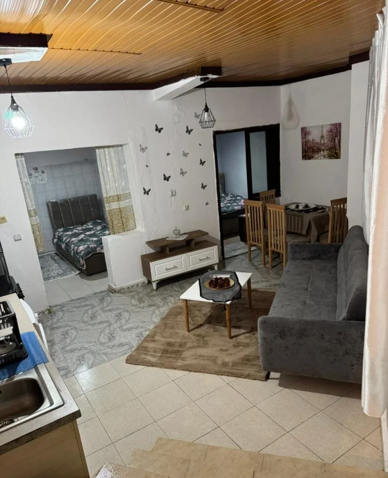 Tirane, jepet me qera shtepi 2+1 Kati 1, 80 m² 300 € (rruga Xhanfize Keko)
