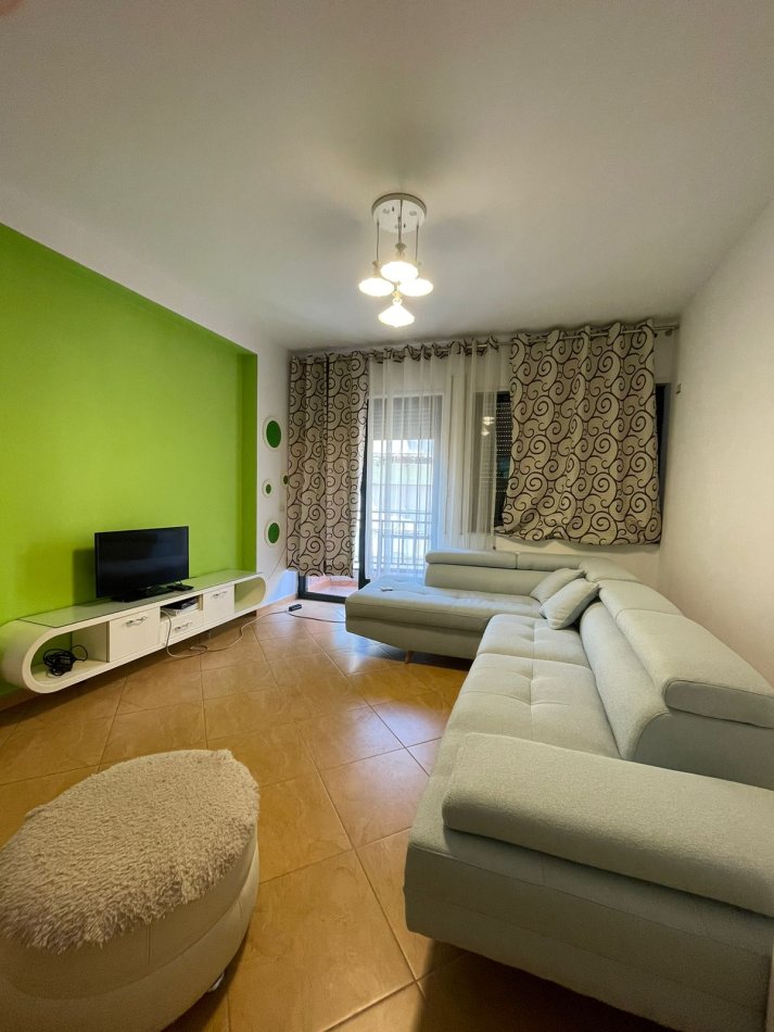 jepet me qera apartament Kati 3, 125 m² 650 € (Kristal Center)