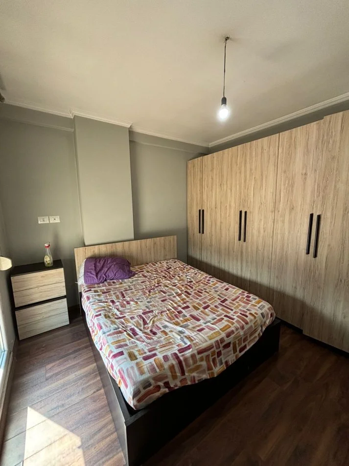 Tirane, jepet me qera apartament 1+1+Ballkon Kati 4, 80 m² 600 € (Rruga Dritan Hoxha)
