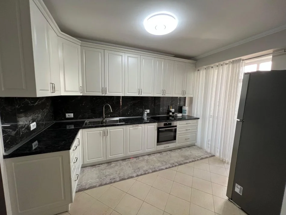 Tirane, jepet me qera apartament 2+1 Kati 4, 97 m² 1.000 € (Selvia)