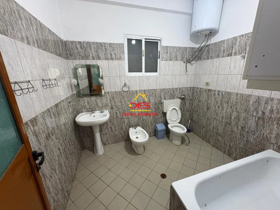 Vlore, jepet me qera Vile 2+1+Ballkon Kati 0, 110 m² 350 € (Rruga Sokrat Leka)