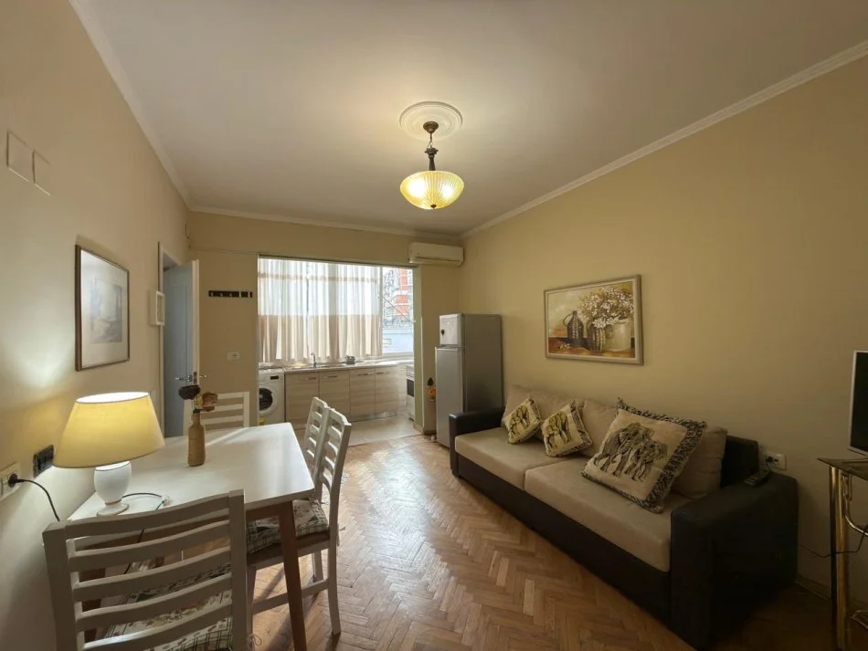 Tirane, jepet me qera apartament 1+1 Kati 2, 70 m² 550 € (Sheshi Skenderbej)