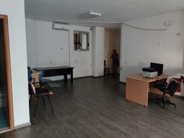 Tirane, jepet me qera zyre 78 m² 30.000 Leke (Kthesa e Kamzes, pallati Mehillaj, Kashar, Tirane)