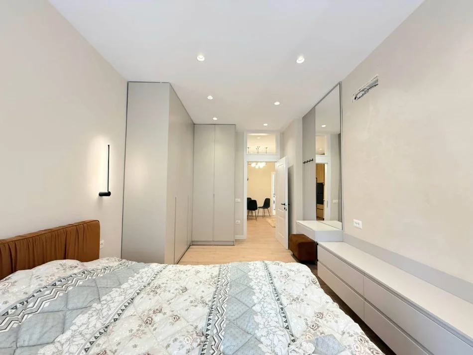 Tirane, jepet me qera apartament 2+1 Kati 1, 90 m² 800 € 