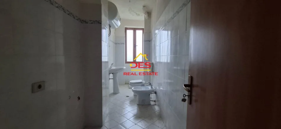 Vlore, shitet apartament 2+1+Ballkon Kati 4, 90 m² 65.000 € (Rruga Damian Humariti)