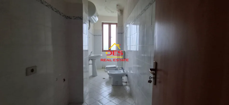 Vlore, shitet apartament 2+1+Ballkon Kati 4, 90 m² 65.000 € (Rruga Damian Humariti)