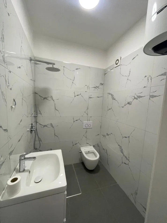 Tirane, jepet me qera apartament 2+1 Kati 2, 94 m² 800 € (Komuna Parisit)