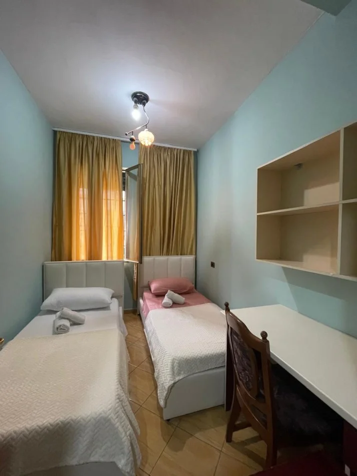 Tirane, jepet me qera 2+1 Kati 3, 85 m² 700 € (Prane Universitetit Ufo)