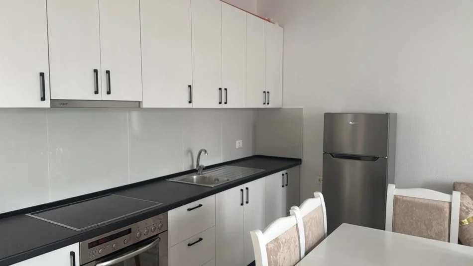 Tirane, jepet me qera apartament 2+1+Ballkon Kati 2, 105 m² 400 € 