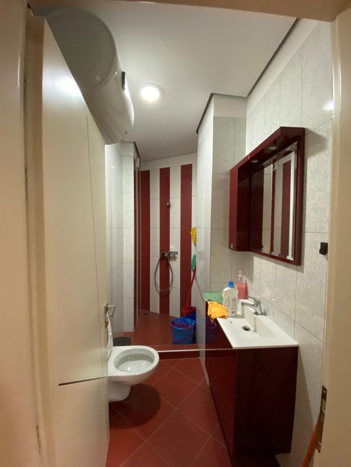 Tirane, jepet me qera zyre Kati 4, 163 m² 1.500 € (Stadiumi Dinamo)