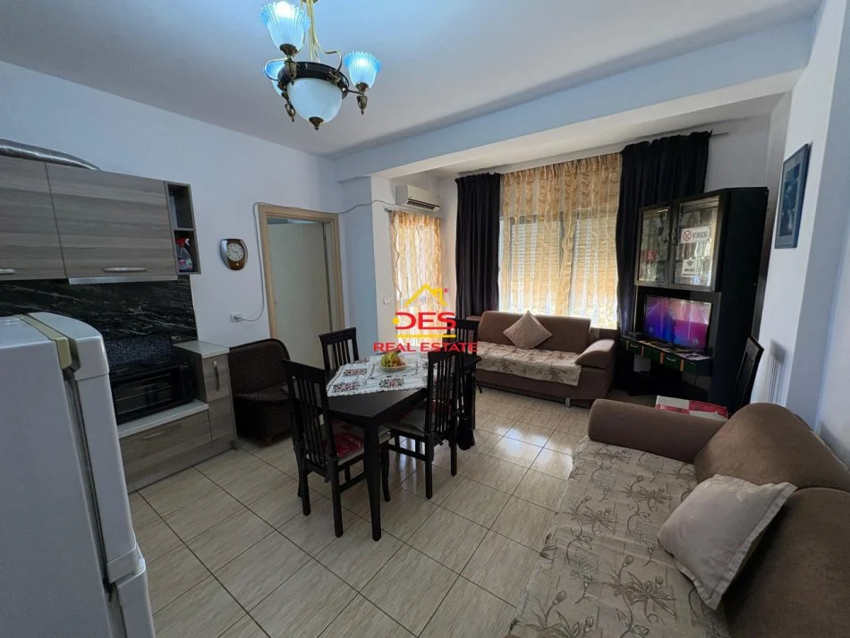 Vlore, jepet me qera apartament 1+1+Ballkon Kati 5, 70 m² 450 € (Rruga Dhimitër Konomi)