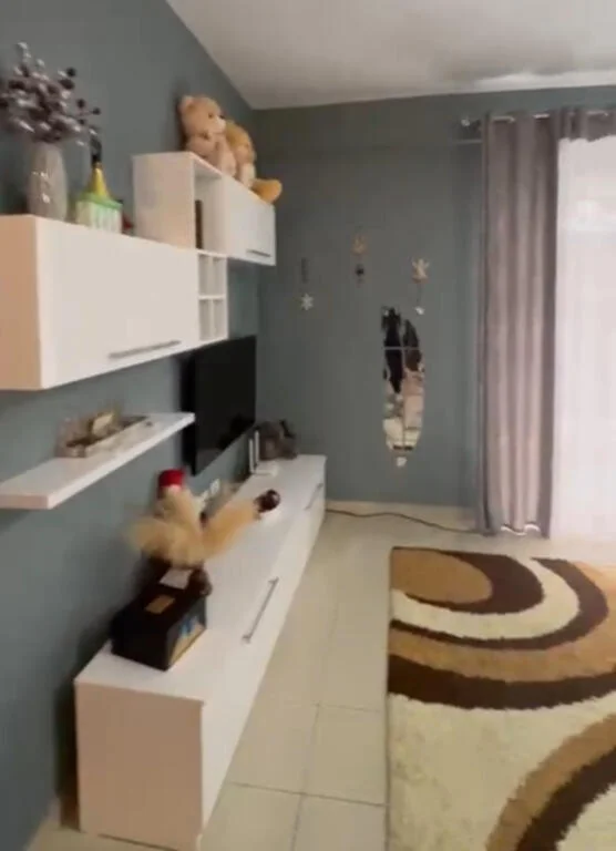 jepet me qera , 400 €