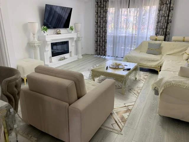 Korce, jepet me qera apartament 1+1+BLK Kati 2, 70 m² 60 Euro (Pazar i vjeter)