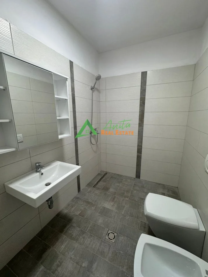 Tirane, jepet me qera apartament 2+1+Ballkon Kati 3, 75 m² 800 € (Kompleksi Delijorgji)