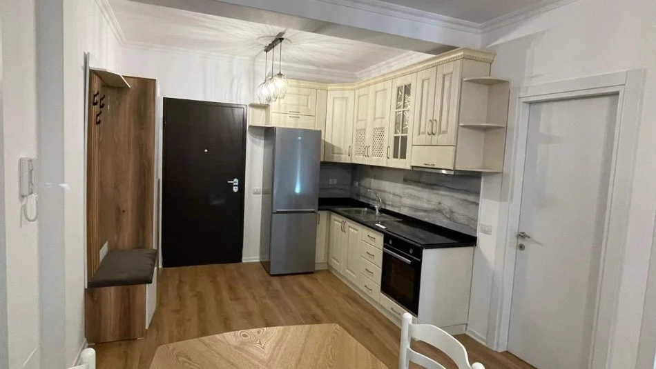 Tirane, jepet me qera apartament 2+1+Ballkon Kati 2, 100 m² 800 € (Rruga Xhon Kenedi)